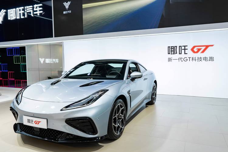 重庆341哪吒汽车在智能汽车领域的表现，领途汽车在新能源汽车市场中的影响力